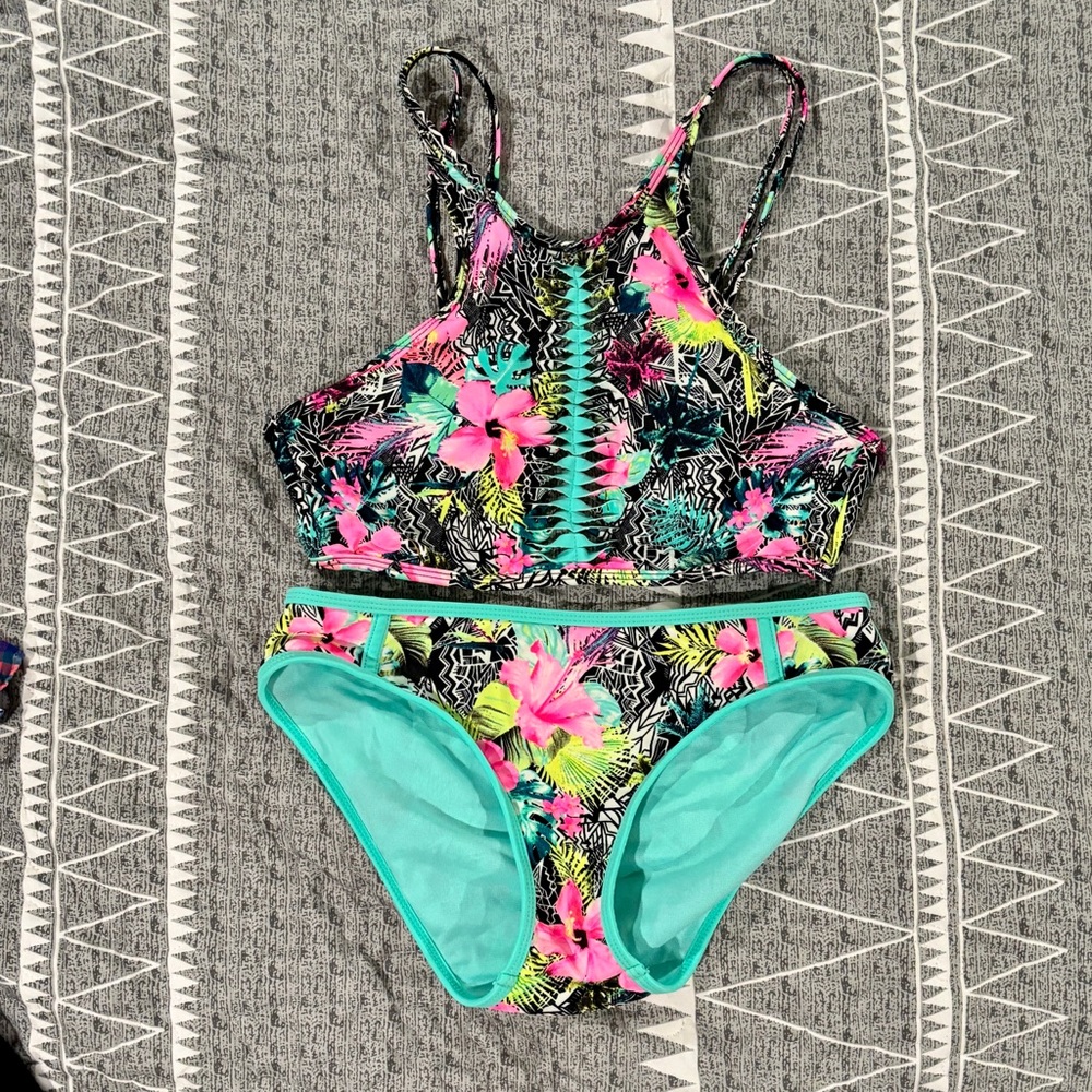 SO WOMENS JUNIORS SWIMSUIT 2 PIECE SIZE SMALL. Excellent Used Condition